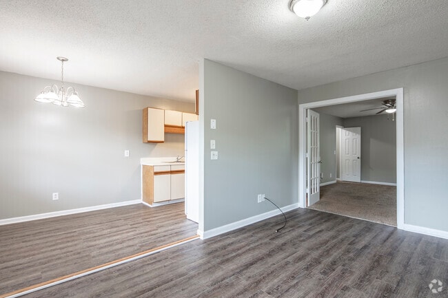 1BR, 1BA - 627SF - Living Room - Midtown Manor Aptartments