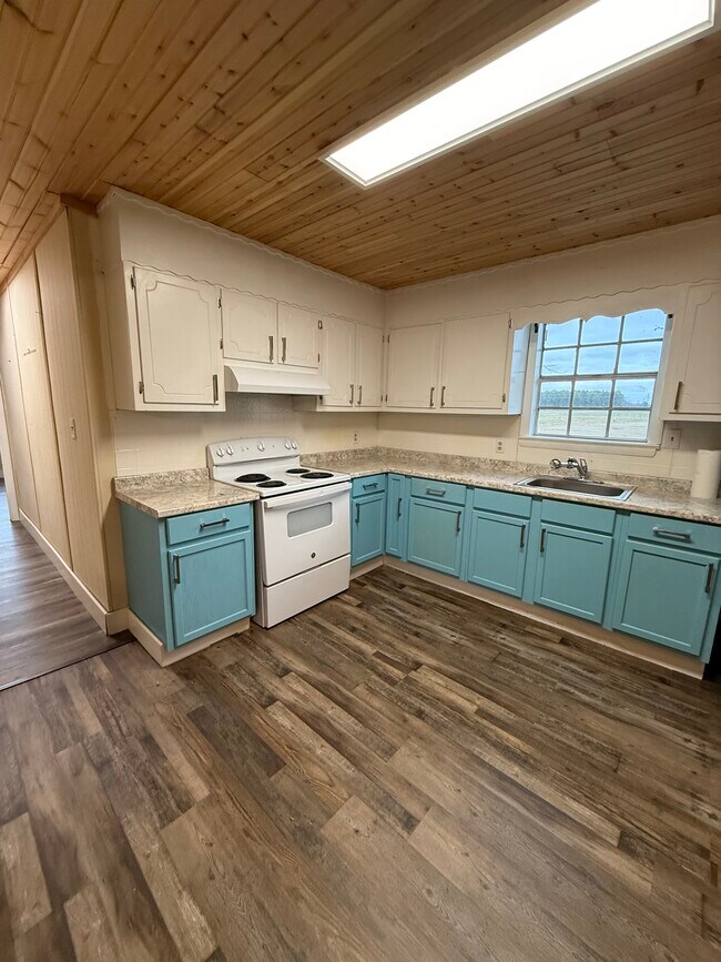 Photo - 545 Clements Rd SW