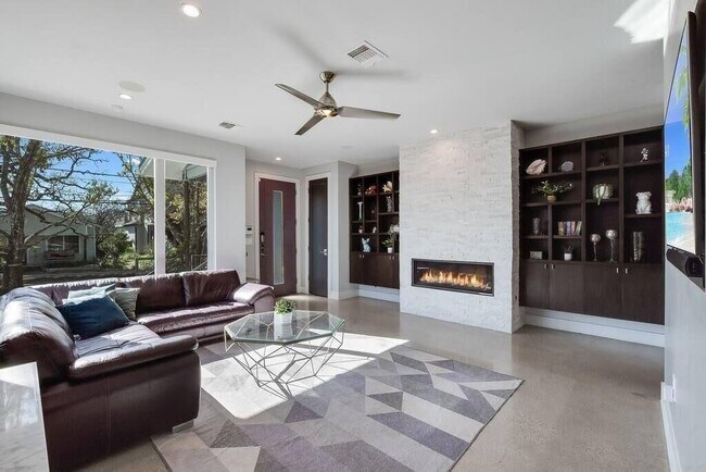 Photo - 1802 W 10th St