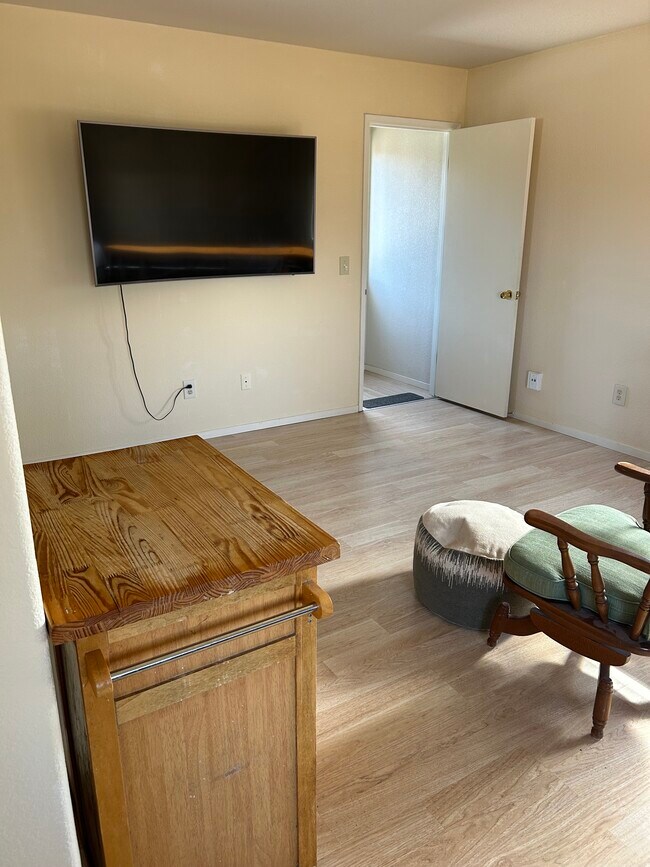 Photo - 1060 Waring St Unit B