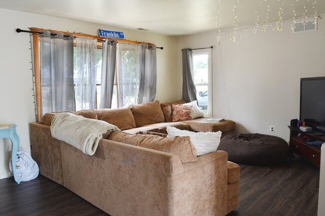 Photo - 37 Williamsburg Court