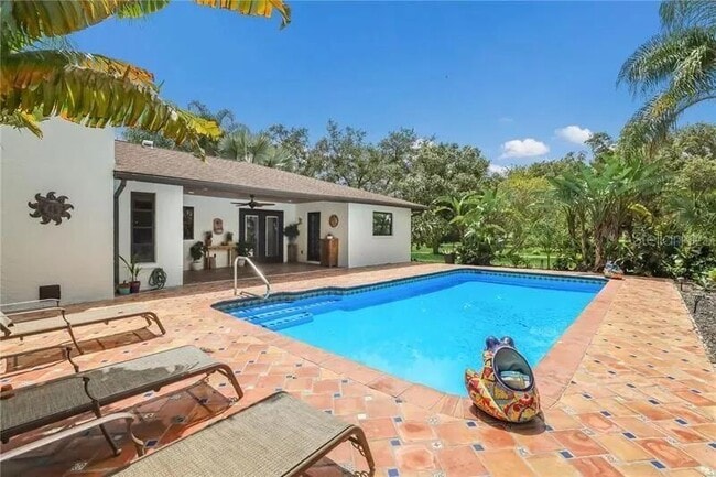 2077 Racimo Dr