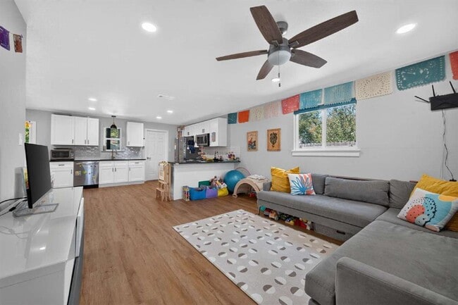 6021 Bluebell Cir