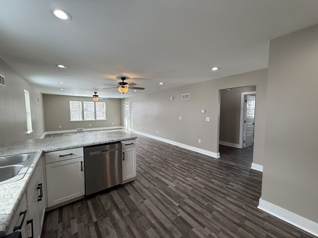 Photo - 601 Leonard St