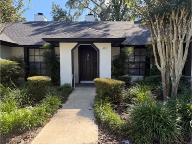 Building Photo - 2 Bedroom w/ Fireplace- Water & Lawn C...