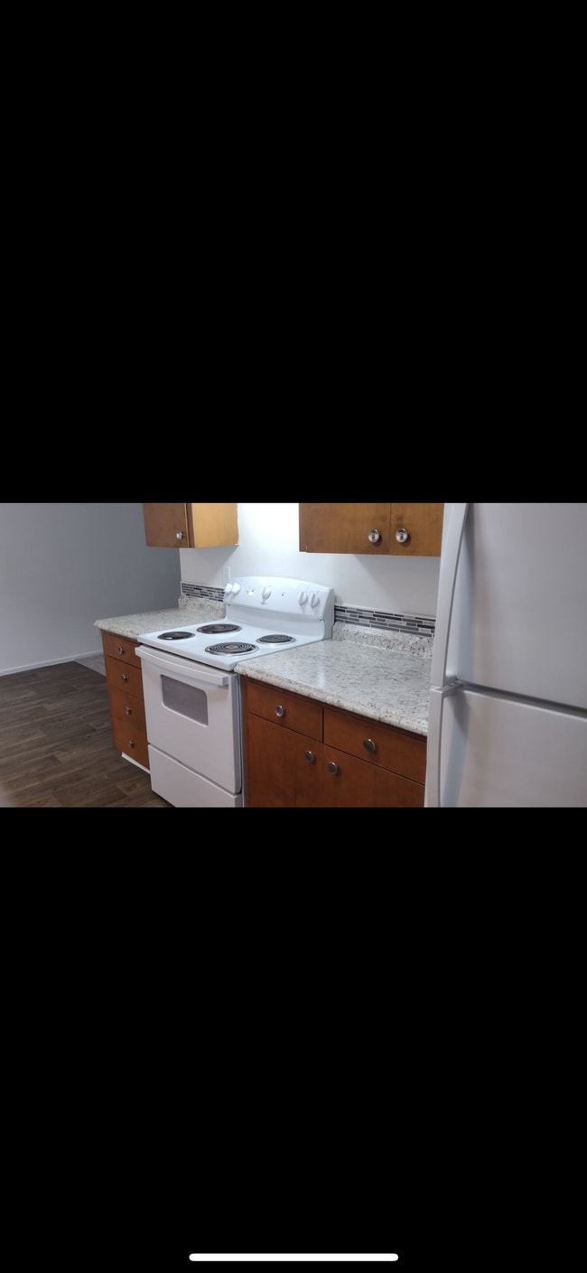 Photo - 1980 Broadway St NE