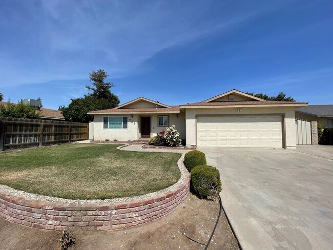 Building Photo - Spacious home in Tulare coming soon!