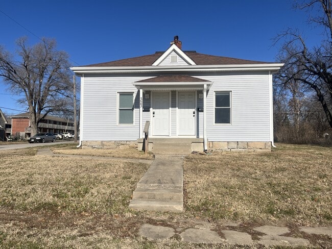 Photo - 323 W King St