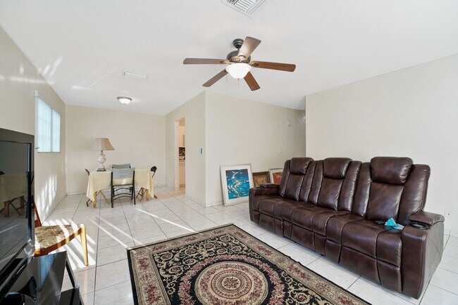 Photo - 808 NE 8th St