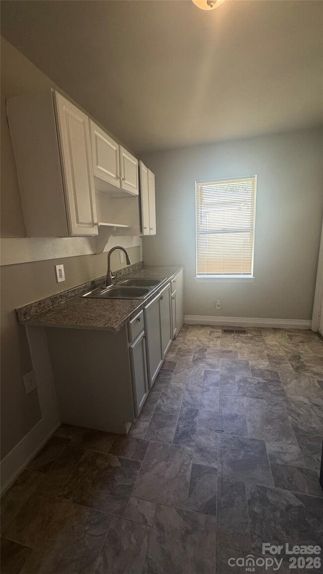 Photo - 2021 Lasalle St