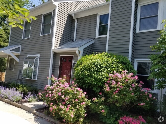 Building Photo - Coming Soon! 2 bed 2 1/2 bath townhouse in...