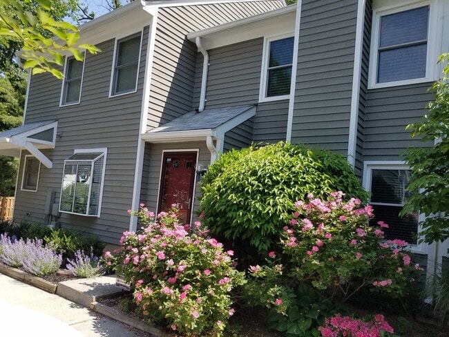 Building Photo - Coming Soon! 2 bed 2 1/2 bath townhouse in...