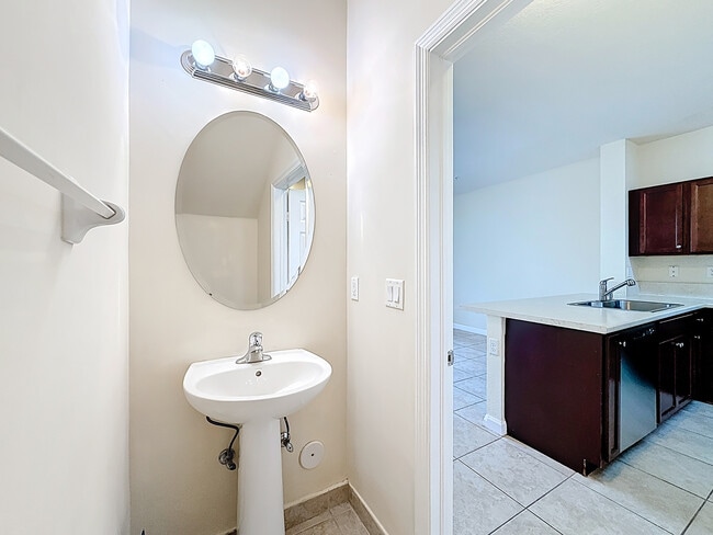 Building Photo - 142 SE 28th Ter