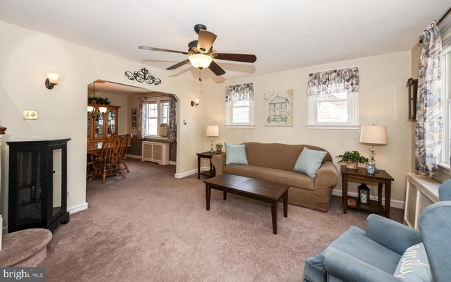 Living room - 17 Elm Ave