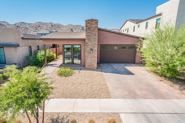Building Photo - 923 E Paseo Way
