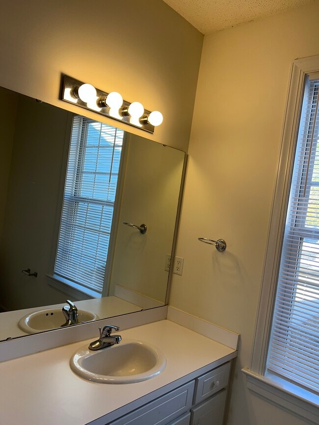 Photo - 3323 Whitlock Dr N