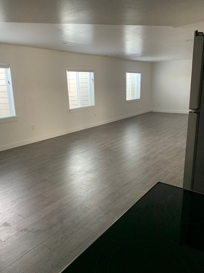 For Rent: 2 Bed / 1 Bath Basement Apartmen... - For Rent: 2 Bed / 1 Bath Basement Apartmen... House