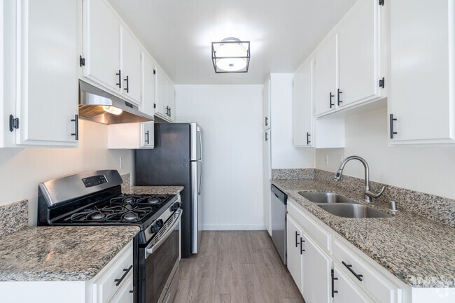 1BR, 1BA - 650SF - Kitchen