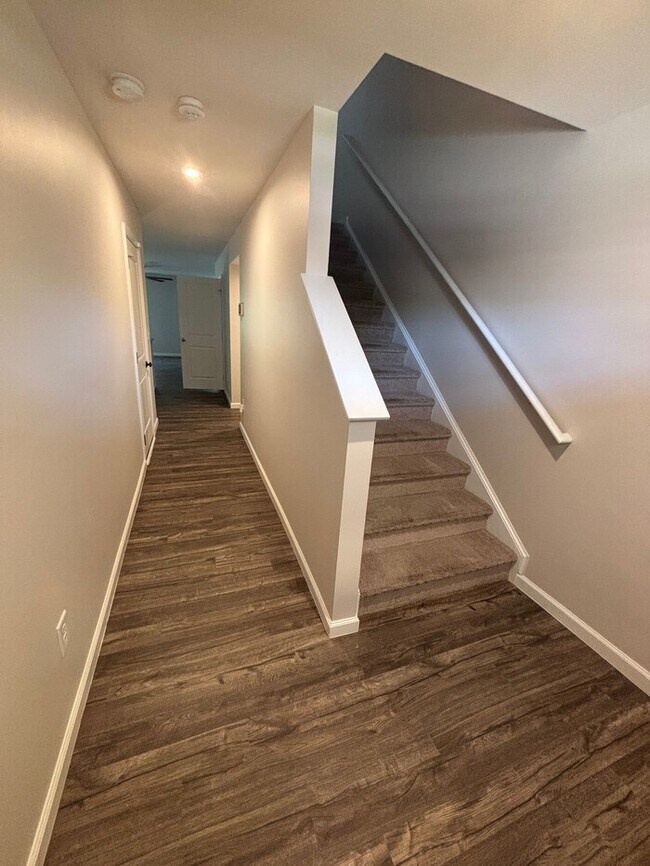 Spacious 5-Bedroom Home in Dillon Lakes