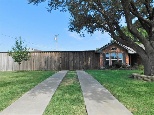 Photo - 2001 Oak Tree Dr