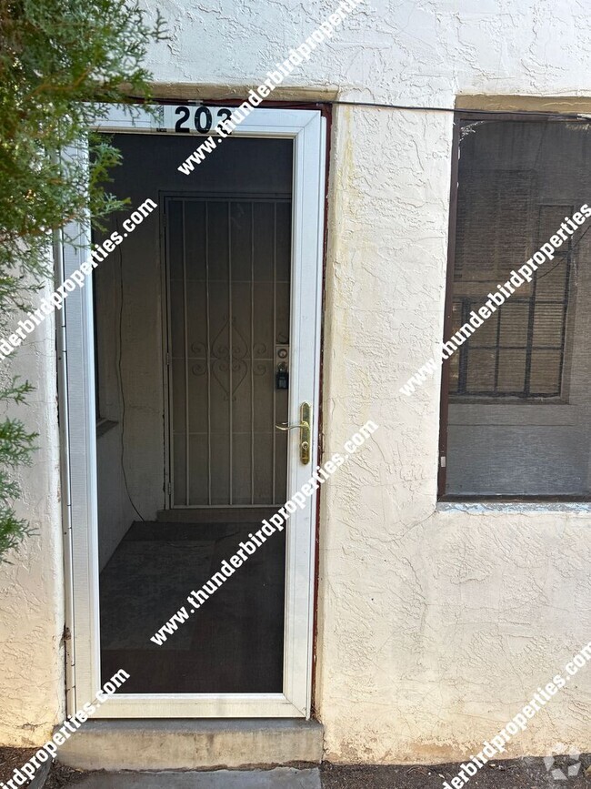 Building Photo - 1 bedroom, 1 bath near highway, parks, and... Rental