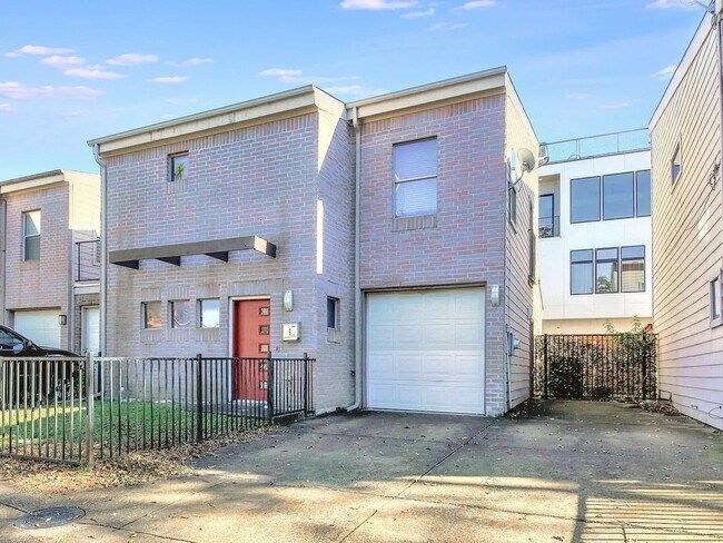 Building Photo - Stylish Two Story Townhome in the Cedars District of Dallas