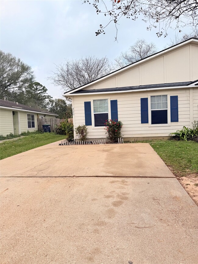 Photo - 320 Willowick St