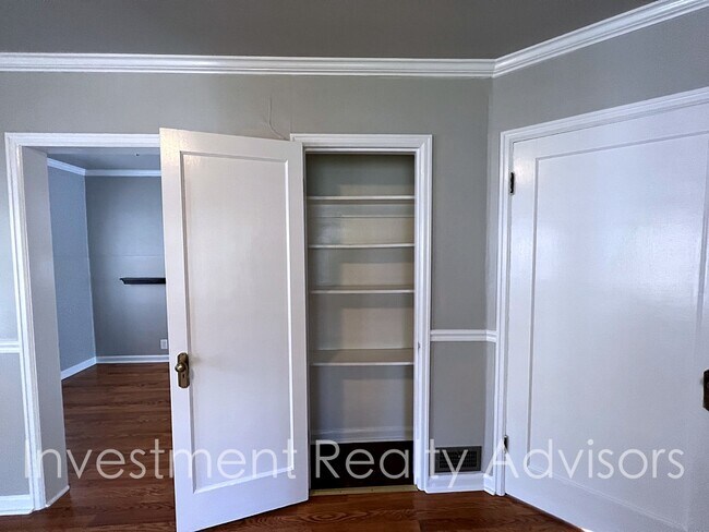 Photo - Charming Apartment With Bonus Room!