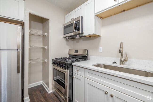 2BR, 1BA - 820SF - Kitchen