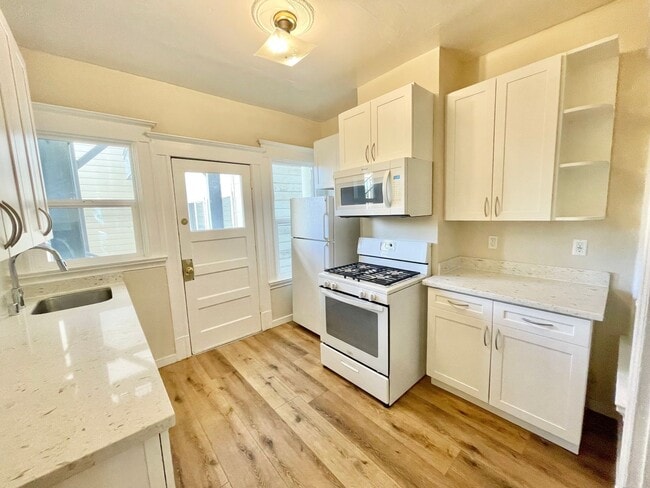 Photo - 2Br plus bonus, 1BA Renovated Duboce Flat! PROGRESSIVE Unidad 95