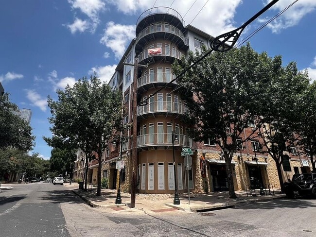 Building Photo - 910 W 25th St Unit 607