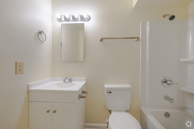 2BR, 1BA - 810SF - Bathroom