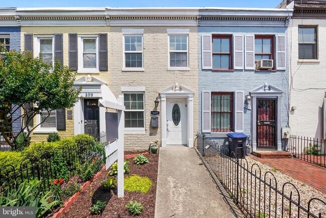 Building Photo - 307 8th St NE Rental