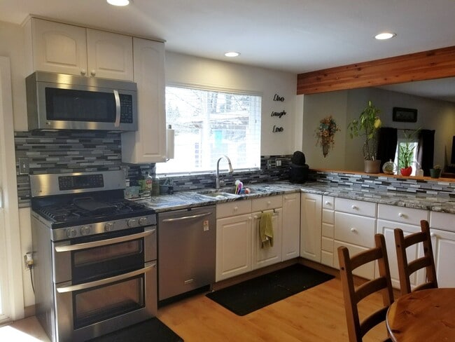 Photo - Kent east hill Ranch Rambler corner lot home, 3 bedroom 2 bath w/bonus room & large deck!