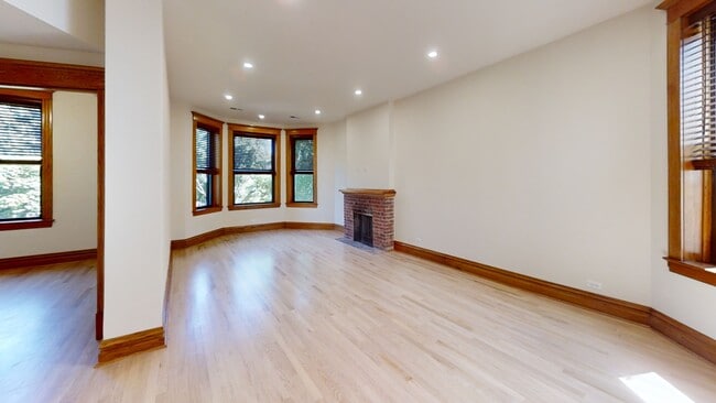 1443 W Belle Plaine Ave