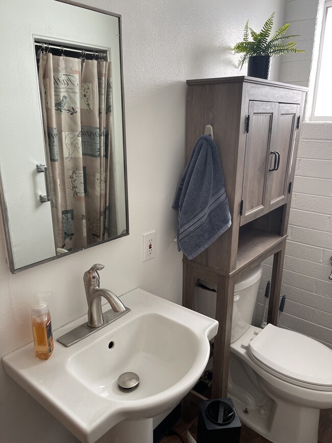 Photo - 453 W Hackney Hill Rd Unidad studio