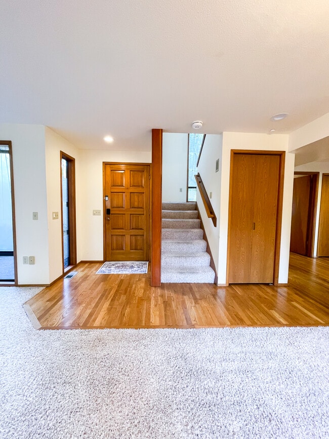 Photo - 4615 Island Crest Way