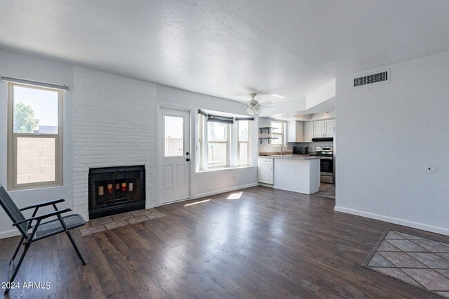 Photo - 820 W University Dr