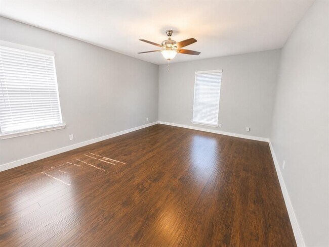 Photo - 305 Starbright Dr