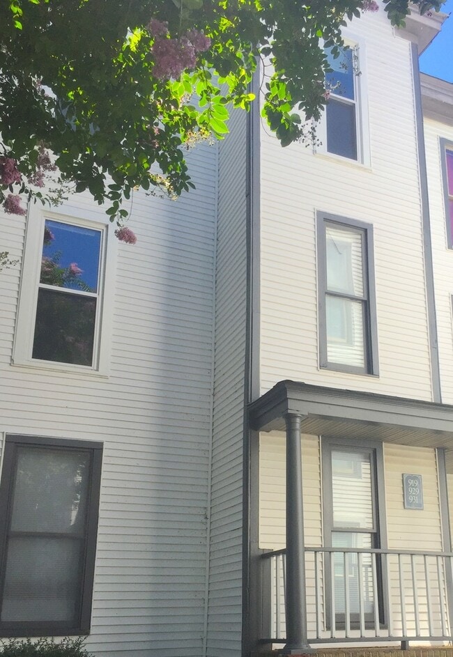 Building Photo - 929 Green St Unit 929