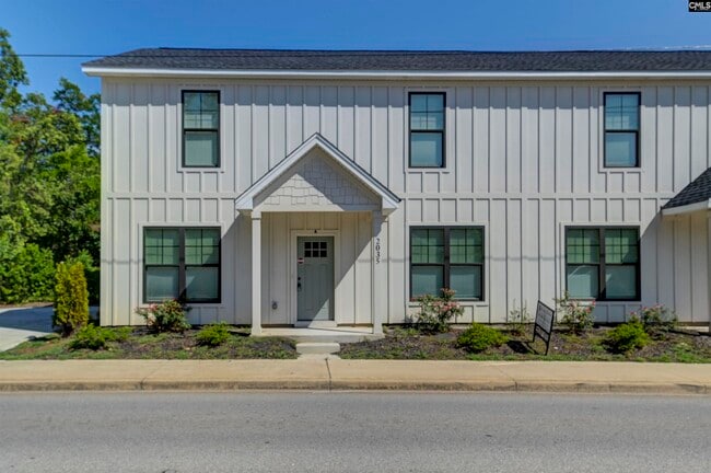 Building Photo - 2035 Rosewood Dr Rental