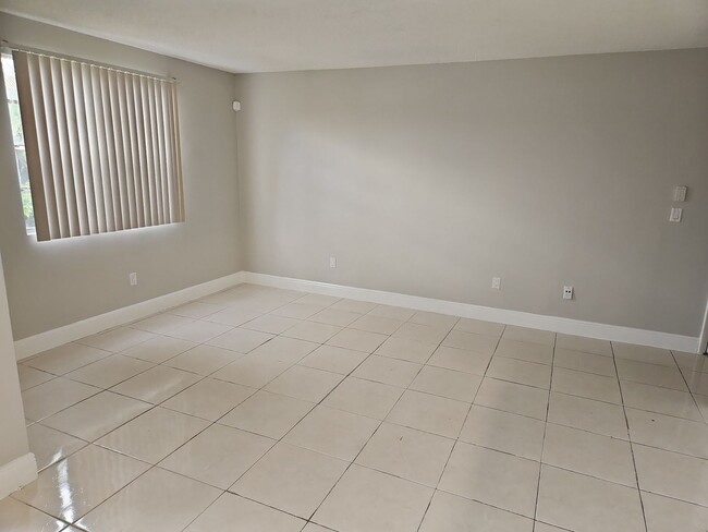 Photo - Pretty 1/1 in Gated Community w/Awesome Am...