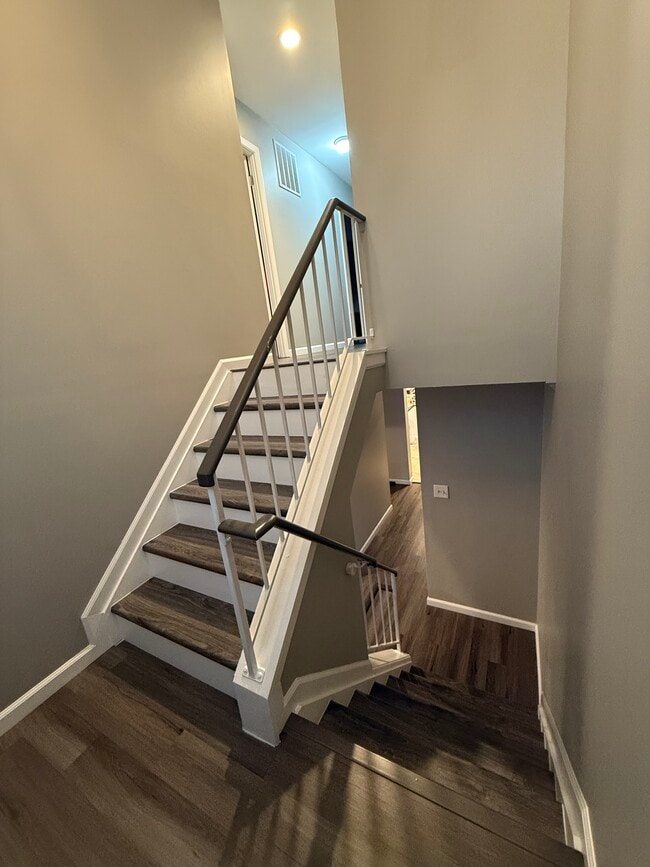 Escaleras - 7711 Heatherside Ln