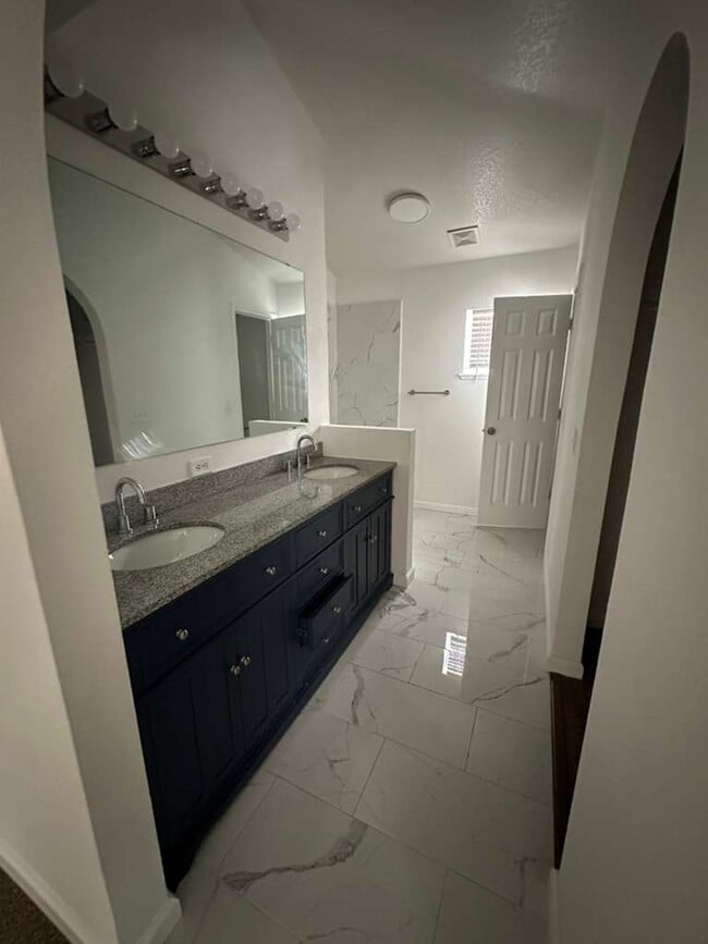 Photo - 703 Flagstone St