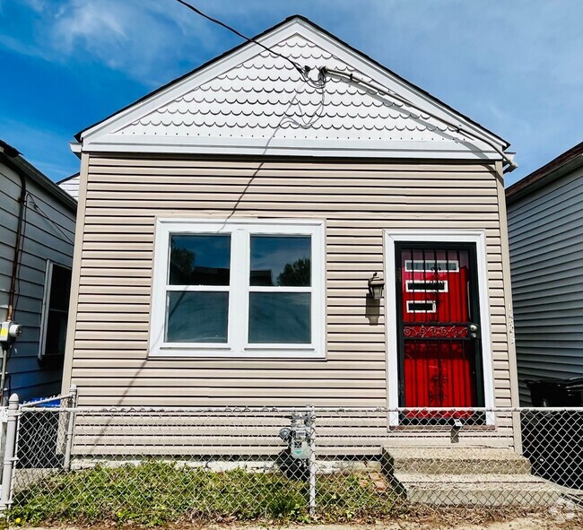 Building Photo - One Bedroom/1.5 Bath Highlands Home with ...