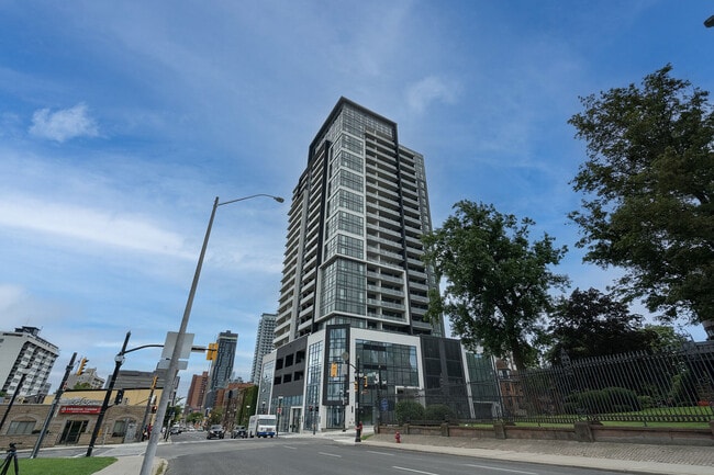 Photo - 15 Queen St S