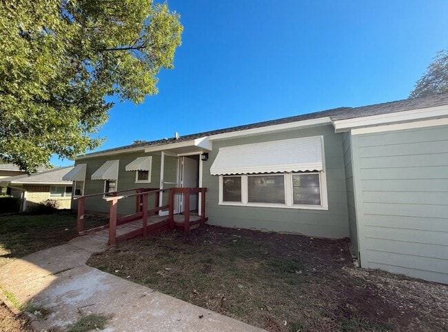 Building Photo - 1512 W Day St