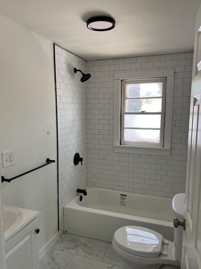 Photo - 1710 Lomond St Unit B