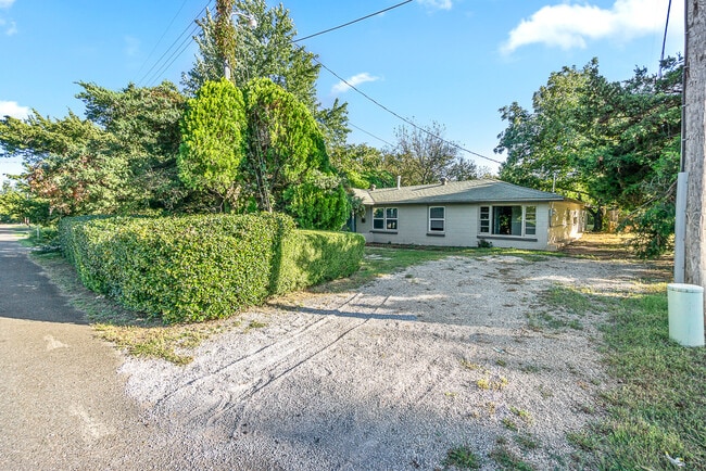 Building Photo - 9600 NE 11th St