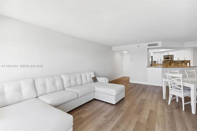 Photo - 6767 Collins Ave Unidad 6767 Collins Ave # 909
